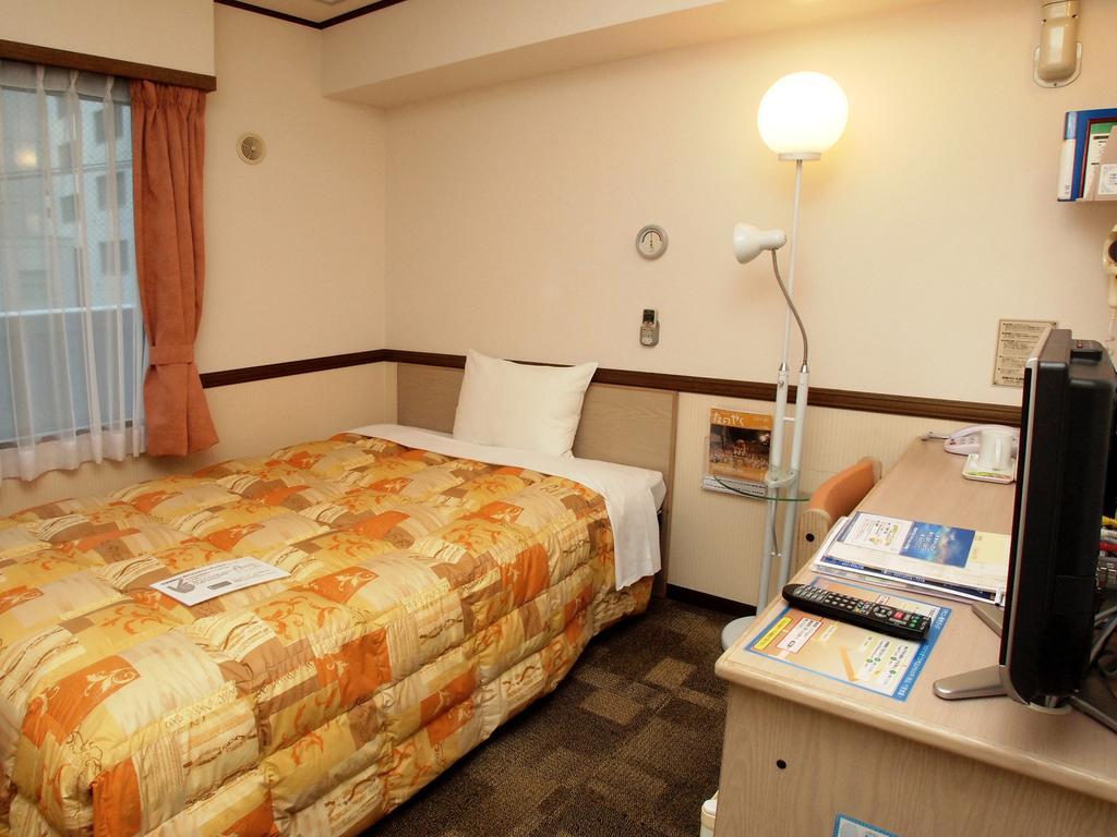 Toyoko Inn Hokkaido Sapporo-Eki Nishi-Guchi Hokudai Mae Exterior foto